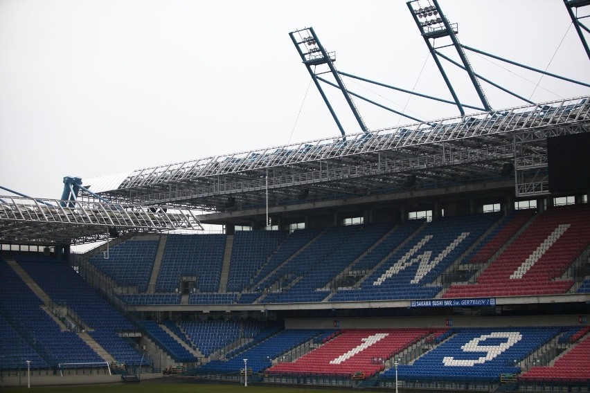 Na stadionie Wisły zdemontowano niebezpieczne części...