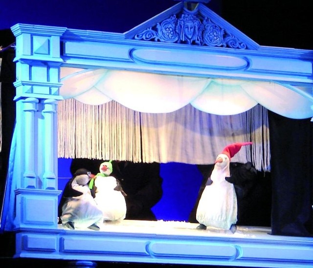 Pełną humoru historię o przyjaźni trzech zabawnych pingwinów opowiedzieli wczoraj aktorzy Olsztyńskiego Teatru Lalek w spektaklu - Na Arce o ósmej