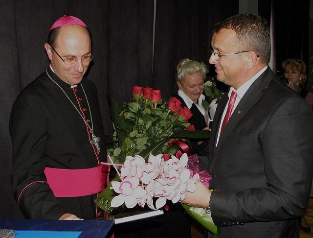 Biskup Wojeiche Polak dwa lata temu otrzymał tytuł Honorowego Obywatela Gminy Gniewkowo. Na zdjęciu z burmistrzem Adamem Roszakiem