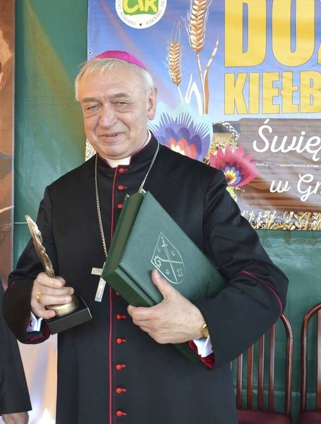 Ksiądz biskup Andrzej Suski ze statuetką i dyplomem. Duchowny dołączył do nielicznego grona osób zasłużonych dla gminy Chełmża