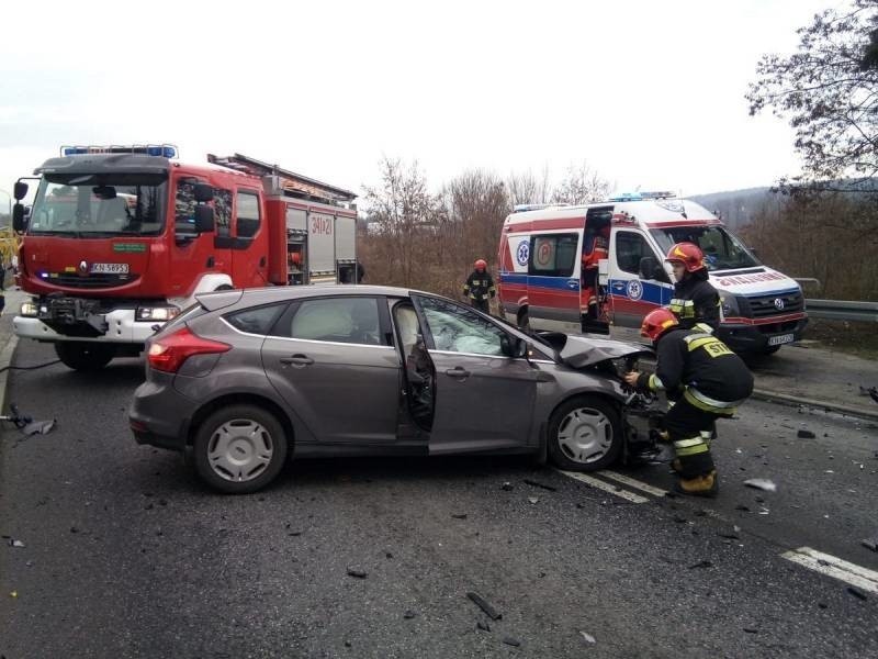 DK 75. Zderzenie samochodów w Wielogłowach. Jedna osoba w szpitalu