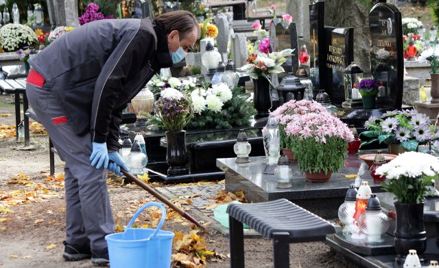 W piątkowe południe na grudziądzkim cmentarzu parafialnym tłumów raczej  nie było. Po nekropolii krzątało się kilkadziesiąt osób sprzątających miejsca pochówku najbliższych.