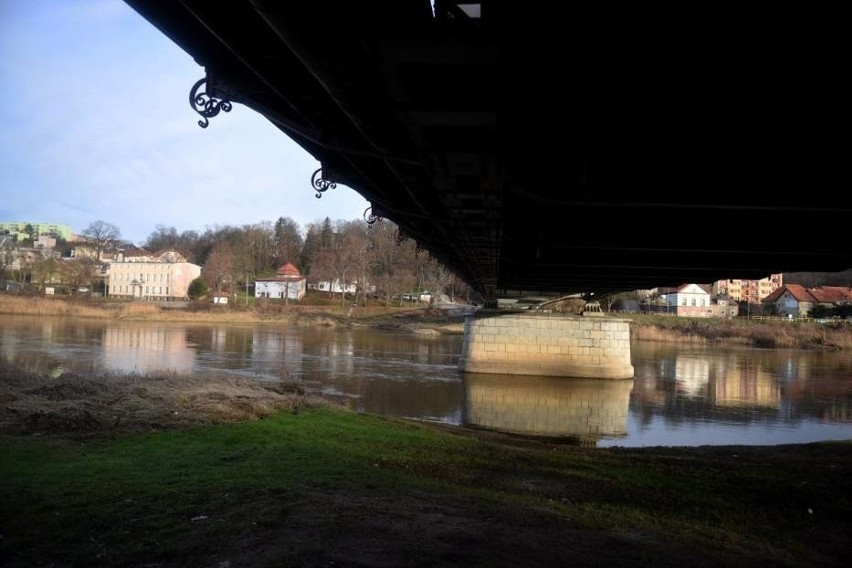Prace związane z podniesieniem mostu w Krośnie Odrzańskim...