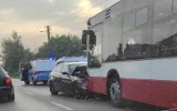 Wypadek w Świniarsku. Autobus czołowo zderzył się z osobówką. Są poszkodowani. Utrudnienia w ruchu 