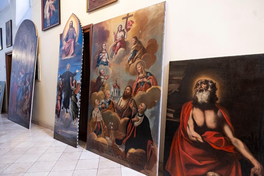 Obrazy z klasztoru franciszkanów w Krakowie w rękach konserwatorów. "Część z nich była w stanie wręcz agonalnym"