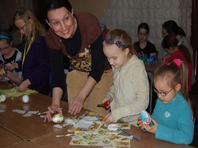 Jak ozdobić pisankę  techniką decoupage podpowiadała ostatnio dzieciom w Szubińskim Domu Kultury Kamila Czechowska, dyrektor Muzeum Ziemi Szubińskiej.