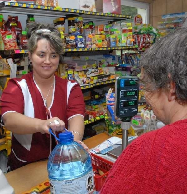 - Ludzie kupują teraz więcej wody w plastikowych butlach - mówi sprzedawczyni Adela Owczarek