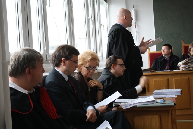 Zbigniew Ziobro i jego rodzina w sali rozpraw sądu
