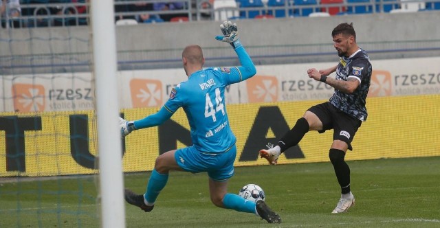 Widzewiak Jakub Wrąbel to jeden z najlepszych bramkarzy w pierwszej lidze