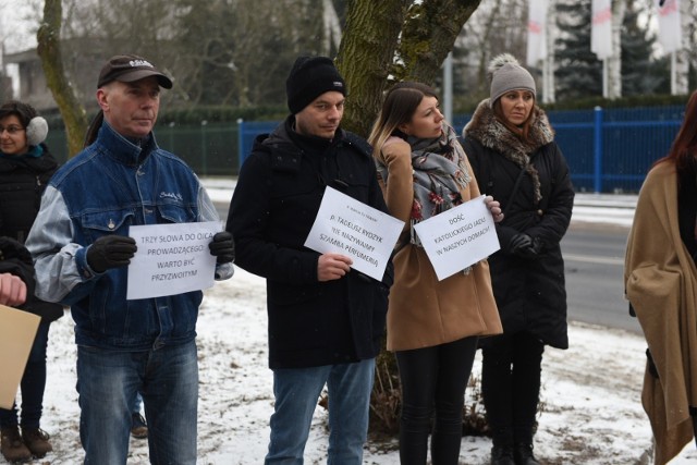 Toruński Strajk Kobiet zorganizował w sobotę (26.01) akcję protestacyjną przed siedzibą Radia Maryja. Hasłem przewodnie brzmiało „Stop mowie nienawiści”. Organizatorki akcji wskazywały na kontrowersje związane z politycznym i społecznym zaangażowaniem rozgłośni oraz jej dyrektora o. Tadeusza Rydzyka. Demonstracja była jedną z akcji organizowanych w całej Polsce przeciwko mowie nienawiści. Obejrzyjcie naszą fotorelację! Zobacz także: 9 faktów z życia o. Rydzyka, o których nie miałeś pojęcia