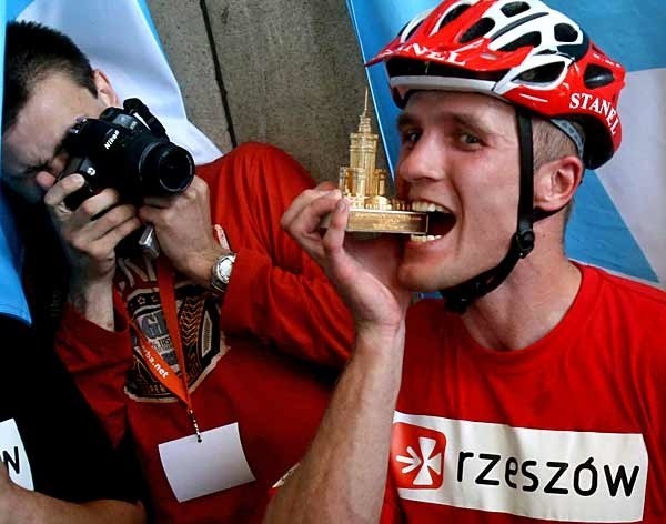 Krystian Herba ma 27 lat, trenuje od 15. To jeden z najbardziej utytułowanych polskich zawodników w trialu rowerowym. Wielokrotnie zdobywał medale mistrzostw Polski oraz reprezentował Polskę podczas największych światowych imprez. Od kilkunastu lat zajmuje się pokazami akrobacji rowerowych.