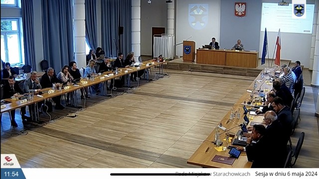Burzliwie było podczas pierwszej sesji nowej Rady Miejskiej w Starachowicach. Duże zwycięstwo odnieśli radni Marka Materka, mający większość w składzie rady