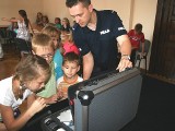 Biblioteczni detektywi u policjantów w Wąbrzeźnie