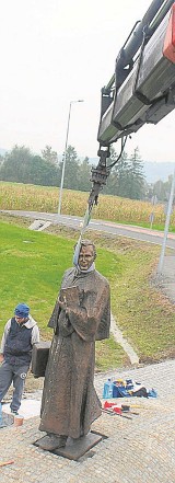 Pomnik wikarego Wojtyły - już na rondzie