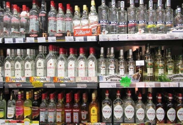 Przychodzenie do pracy w stanie nietrzeźwości może wskazywać na problem alkoholowy