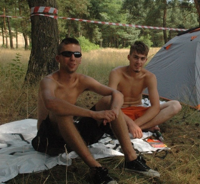 Bartosz i Kamil przyjechali na stopa aż ze Śląska. Zajęli miejsce na polu swoim znajomym, którzy dotrą tu na kilka dni przed rozpoczęciem Przystanku Woodstock
