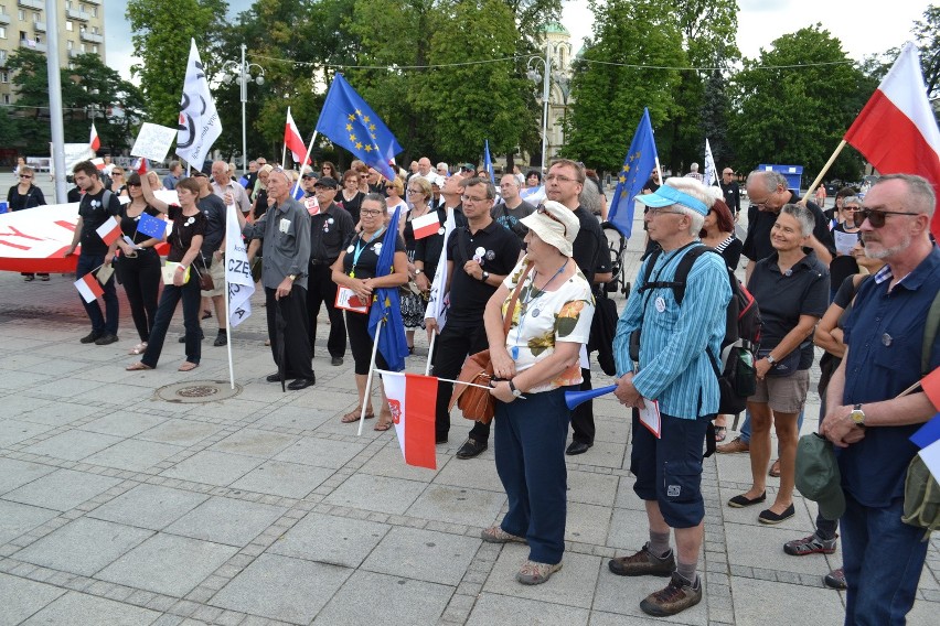 Czarny marsz KOD w Częstochowie