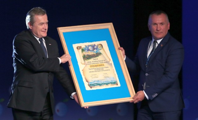 Wicepremier i minister kultury Piotr Gliński przekazuje nagrodę przewodniczącemu Rady Miejskiej Stanisławowi Sobierajowi