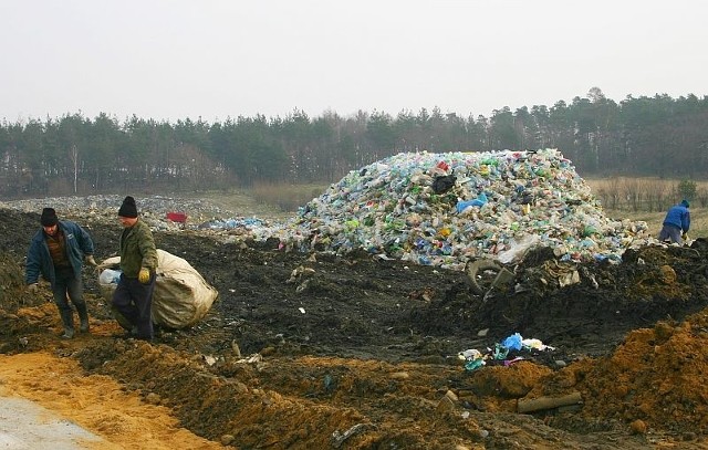 Wysypisko śmieci w Trzebczu, na które obecnie gmina wywozi odpady od przyszłego roku będzie jedynie tak zwaną instalacją zastępczą, co oznacza, że śmieci z Polkowic nie będą już tu trafiać