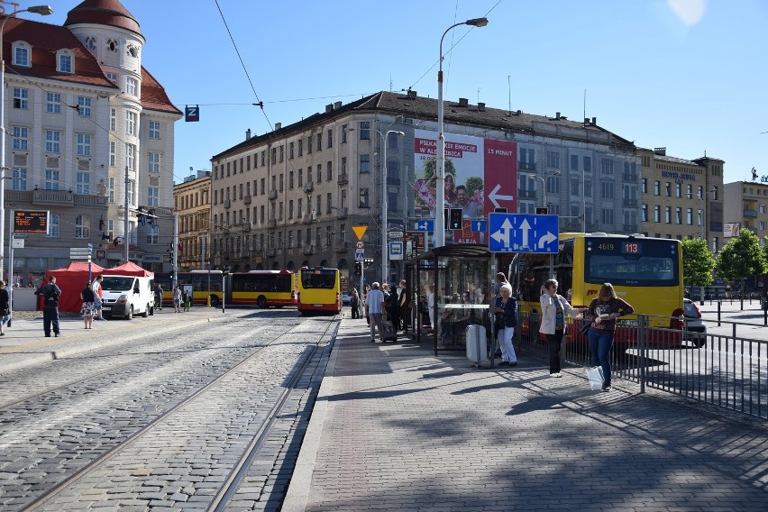 Wrocław: Korek autobusów przy Dworcu Głównym. Bo nie jeżdżą tramwaje