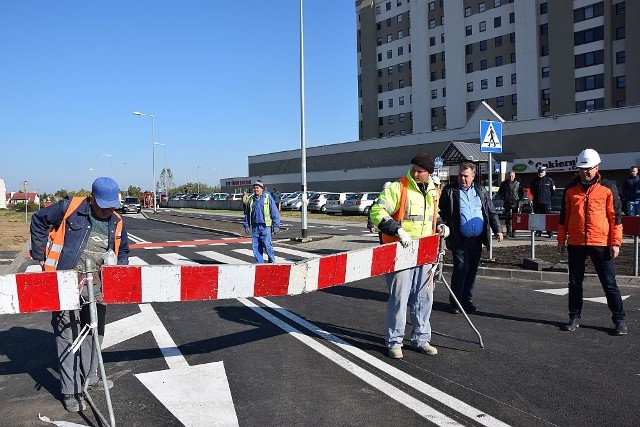 Dziś oddano do użytku nowy odcinek ulicy Okulickiego. Nastąpiły też zmiany w organizacji ruchu.