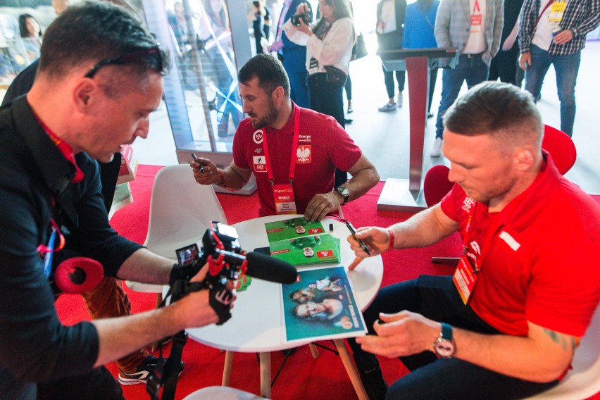 Marcin Oleksy składa autografy na swoich pamiątkowych...