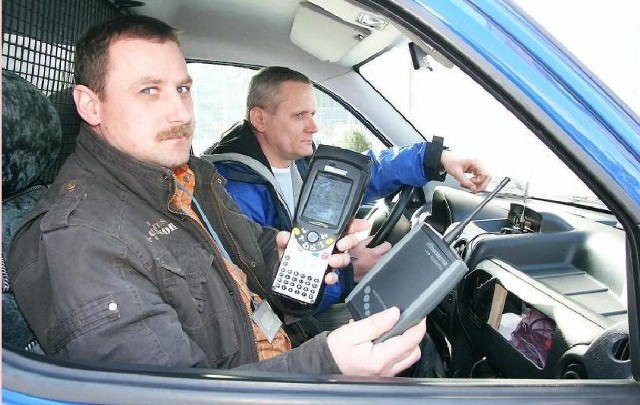 Wojciech Włodarski i Włodzimierz Grzesikowski z MPWiK prezentują urządzenia do odczytu.