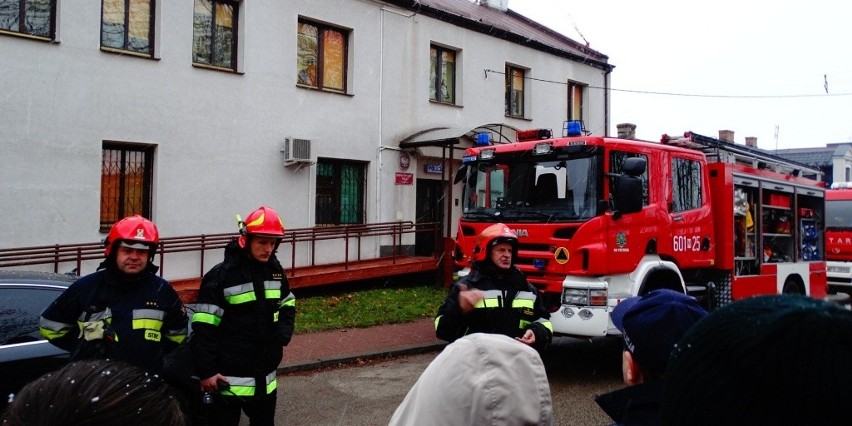 Pożar w budynku policji w Przysusze. Strażacy ćwiczyli na wypadek pojawienia się ognia [zdjęcia]