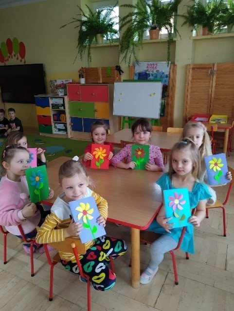 Dzieci z przedszkola numer 1 w Przysusze przygotowały laurki dla seniorów.