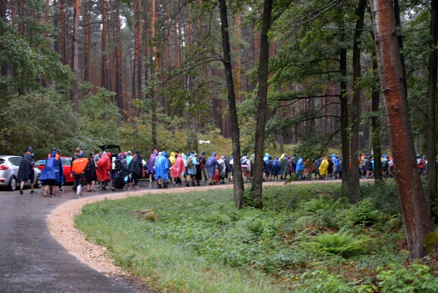 Lubelscy pielgrzymi szli na Jasną Górę w strugach deszczu (ZDJĘCIA)