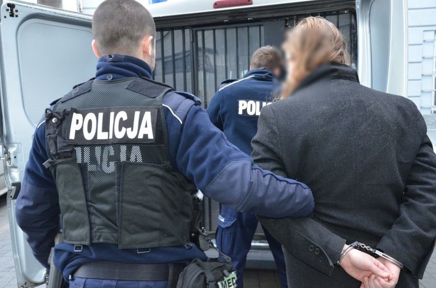 Policja zatrzymała trzech mężczyzn, którzy dewastowali samochody w sylwestrową noc w Gdańsku