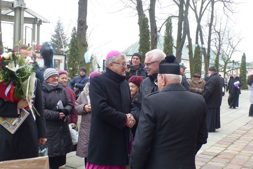Życzenia dla nowego biskupa od bliskich, mieszkańców Buska i Chmielnika