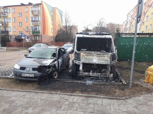 W nocy ze środy na czwartek na parkingu przed komisariatem na Borkach spłonęły samochody.