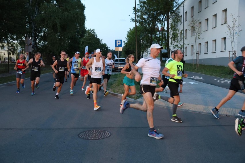 W Piekarach Śląskich rywalizowało blisko 900 biegaczek i...