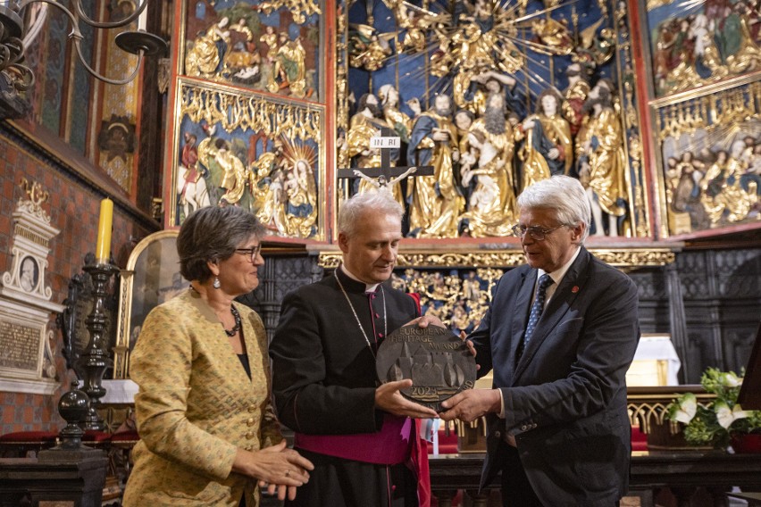 Uroczyste wręczenie Europejskiej Nagrody Dziedzictwa za prace konserwatorskie przy Ołtarzu Wita Stwosza w bazylice Mariackiej w Krakowie