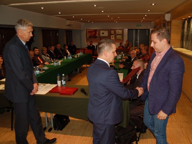Na zakończenie obrad  przewodniczący rady Wojciech Serafin (w środku) wraz z burmistrzem Wiesławem Ordonem podziękowali wszystkim radnym za współpracę i wręczyli pamiątkowe podziękowania. Odbiera radny Marek Ostapko.