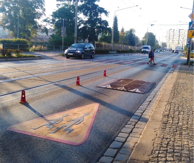 We Wrocławiu trwa montaż progów wyspowych. Kierowcy komentują, że to najgorszy model progów spowalniających, który wymusza zmniejszenie prędkości nawet do 10 km/h.