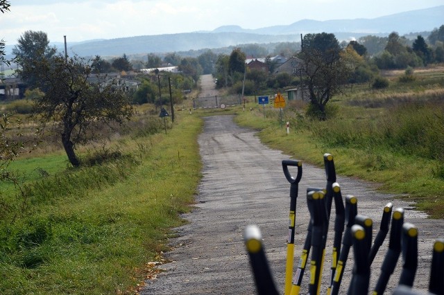 Na ponad 6 kilometrowym odcinku drogi wojewódzkiej Nr 885 prowadzącej od Przemyśla, przez Hermanowice i Malhowice, do granicy z Ukrainą jeszcze w tym roku mają się rozpocząć prace. Ich wykonawcą będzie Strabag. Dzisiaj wbito symboliczne łopaty.Rozbudowa drogi wojewódzkiej nr 885 Przemyśl – Hermanowice – Granica Państwa  jest realizowana z funduszy Europejskiego Instrumentu Sąsiedztwa (ENI), w ramach Programu Współpracy Transgranicznej Polska – Białoruś – Ukraina.Umowa o dofinansowanie  podpisana została jeszcze 8 października 2018 roku, liderem projektu w imieniu Samorządu Województwa Podkarpackiego jest Podkarpacki Zarząd Dróg Wojewódzkich w Rzeszowie, a partnerem Lwowska Obwodowa Administracja Państwowa.Wartość projektu wynosi 7,5 mln euro, czyli ok.  31,5 mln złotych, a dofinansowanie ok. 28,3 mln złotych. Założony w umowie termin zakończenia prac to 31 października 2020 r.Zakres robót budowlanych:[lista][*]modernizacja i rozbudowa 6,615km drogi,[*]poprawa parametrów technicznych drogi - spełnienie wymagań klasy Z / G,[*]rozbiórka i budowa dwóch mostów - klasa obciążenia A (brak ograniczeń tonażowych),[*]rozbiórka i budowa przepustów,[*]przebudowa skrzyżowań z drogami gminnymi i powiatowymi,[*]budowa dodatkowej jezdni do obsługi terenów przyległych,[*]budowa chodników, ścieżek rowerowych i urządzeń bezpieczeństwa drogowego[*]rozbudowa odcinka przygranicznego do 5 pasów ruchu (w dostosowaniu do projektu przejścia granicznego Malhowice/Niżankowice),[*]budowa pętli autobusowej. [/lista]