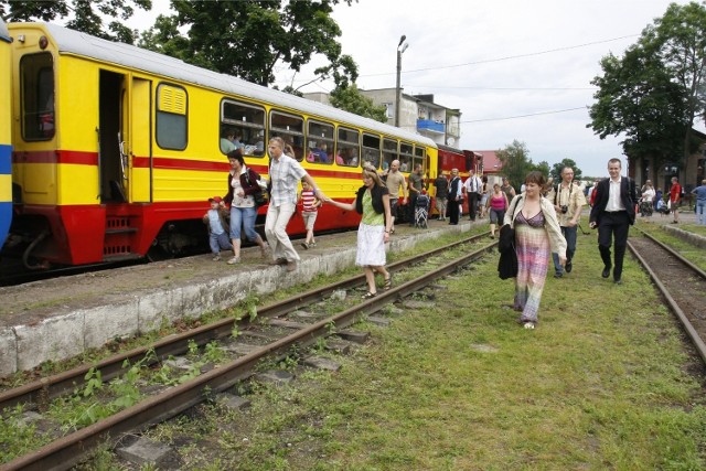 Żuławska Kolej Dojazdowa w Nowym Dworze GdańskmiWąskotorowa Żuławska Kolej Dojazdowa przygotowała  specjalny rozkład jazdy na długi weekend majowy. Pociągi będą kursowały od 1 do 3 maja (czwartek - sobota). Będzie więc można dojechać kolejką z Nowego Dworu Gd. (ul. Dworcowa) do Stegny, Jantara, Mikoszewa, Sztutowa i oczywiście z powrotem do Nowego Dworu Gd. Dodatkowo 1 maja uruchomione zostaną dwie pary pociągów do  miejscowości Tuja, które będą skomunikowane z kursem nad morze. Koszt przejażdżki wynosi od 3 do 12 zł. Więcej informacji pod tel. 55 247 36 72 i na naszej stronie  nowydworgdanski.naszemia-sto.pl.