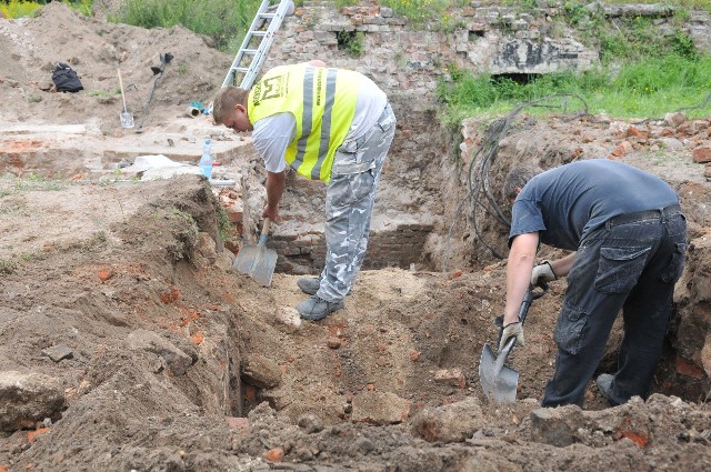 Archeolodzy sprawdzają co kryje ziemia w okolicy ruin zamku na Starym Mieście w Kostrzynie nad Odrą. Mają nadzieję trafić na pozostałości po zasypanej w XVIII wieku fosie.