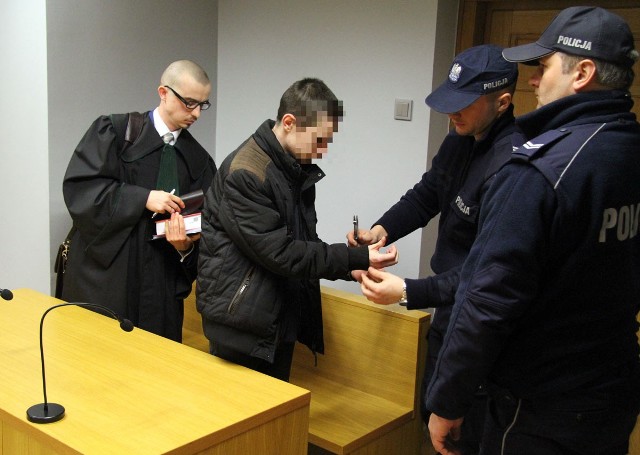 Oskarżony po ogłoszeniu wyroku opuszcza salę rozpraw tarnobrzeskiego sądu.