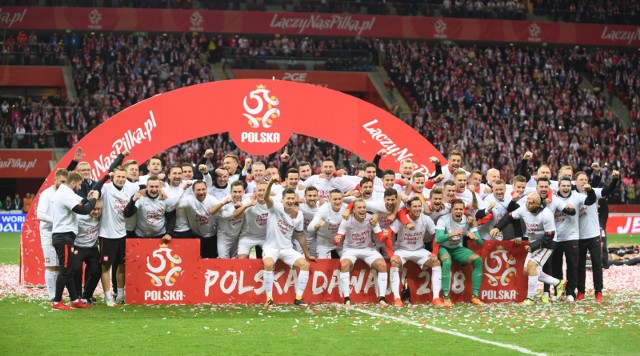 Reprezentacja Polski cieszy się z awansu ma mundial w Rosji po wygranej z Czarnogórą 4-2.