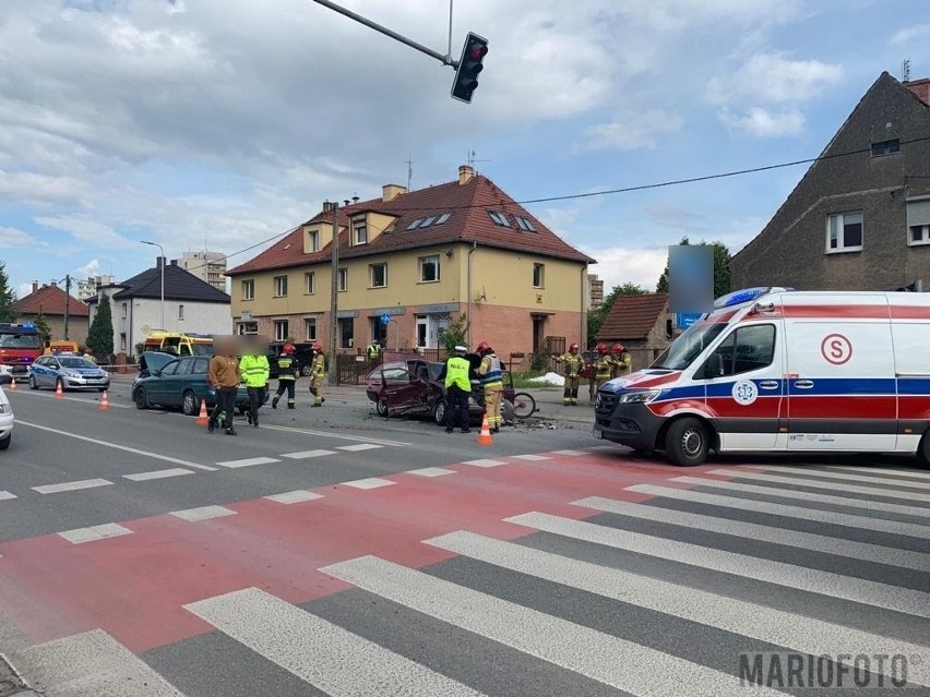 Wypadek w Opolu na Niemodlińskiej. Kierowca był pijany, w rozbitych samochodach były dzieci