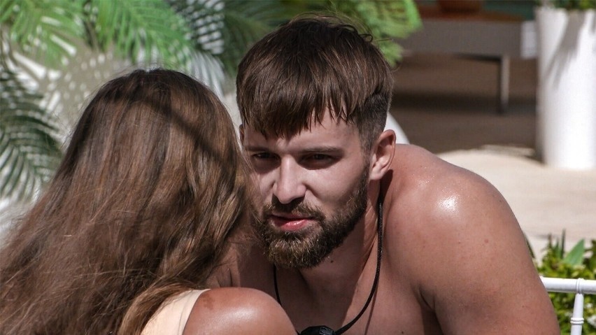 Love Island. Wyspa Miłości: Kuba Grabarek okłamał widzów i uczestników w temacie swojej choroby? Internauci nie kryją oburzenia