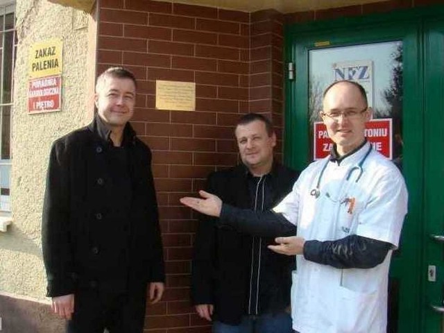 Marek Radoń i Robert Grotkowski, dzięki ich hojności szpital w Goleniowie ma nową elewację.