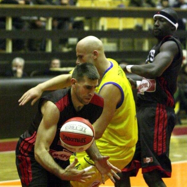 Koszykarze tarnobrzeskiej Siarki (w żółtej koszulce Krzysztof Zych) będą mogli spróbować swych sił w konfrontacji z byłymi graczami NBA!