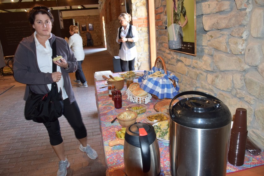 Szymbark. Piknik rodzinny pod Kasztelem: dla dzieci - warsztaty tkackie, dla dorosłych - kawior, dla wszystkich - zabawa pod chmurką