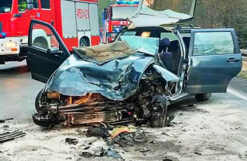 Trzy osoby w szpitalu po zderzeniu dwóch osobówek na drodze w Gorcach