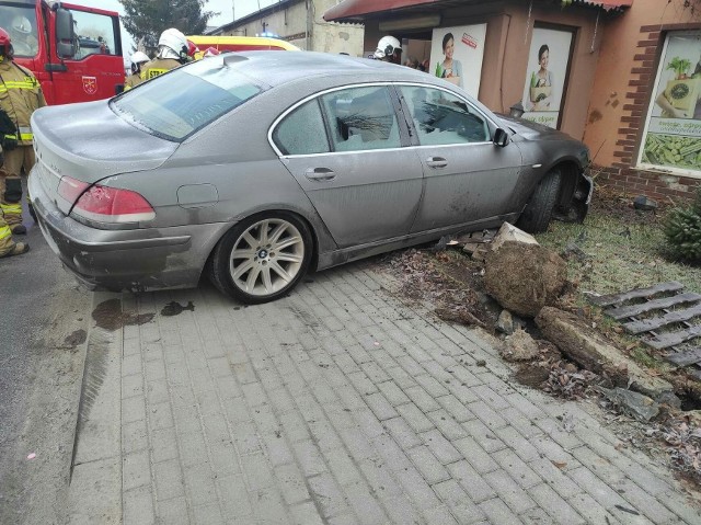 Samochód wjechał w sklep w Kleszczewie.