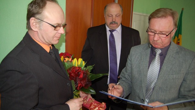Zefiryn Droszcz (z lewej) otrzymuje podziękowania od wójta Janusza Babińskiego (w środku) i przewodniczącego Rady Gminy Henryka Wyszomirskiego. 